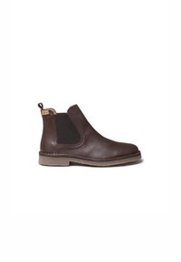 Bota Chelsea de cuero marrón con paneles laterales elásticos, superficie texturizada y un tirador. Presenta una suela plana y duradera con detalles cosidos.
