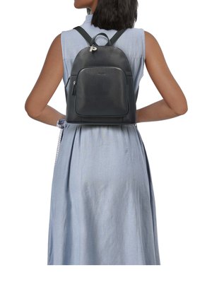 Zaino in pelle nera con forma arrotondata, tasca frontale con zip e spallacci doppi. Superficie testurizzata con un accento di portachiavi.