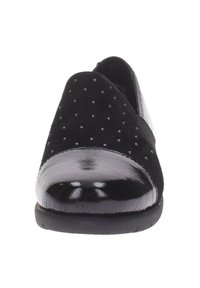 Chaussures noires à enfiler avec une tige en daim ornée de petites clous. Bout en vernis noir brillant et semelle texturée pour un meilleur grip.