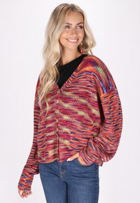 Bunte Strickjacke mit lebhaften Streifen in Rot, Orange, Gelb und Blau. V-Ausschnitt, lange Ärmel und Knopfschluss. Weiche Textur.