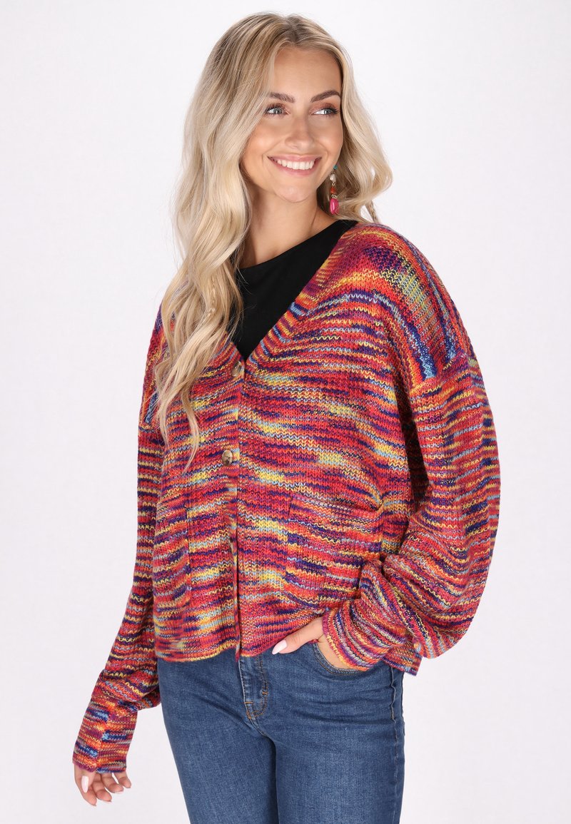 Bunte Strickjacke mit lebhaften Streifen in Rot, Orange, Gelb und Blau. V-Ausschnitt, lange Ärmel und Knopfschluss. Weiche Textur.