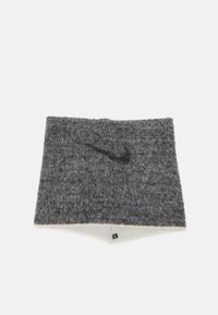 Scaldacollo grigio lavorato a maglia con una morbida texture pelosa, caratterizzato da un sottile logo Nike in una tonalità più scura. Interno bianco e piccolo etichetta alla base.