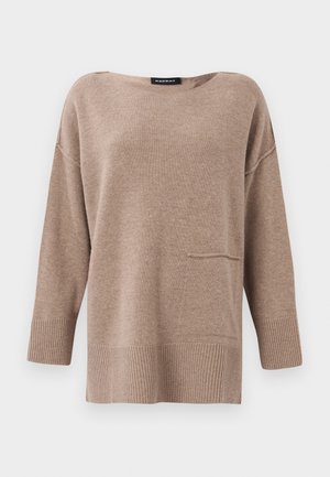 Barna kötött pulóver széles nyakkivágással, háromnegyedes ujjal, bordás szegéllyel és elülső zsebbel. Puha tapintás és laza szabás.