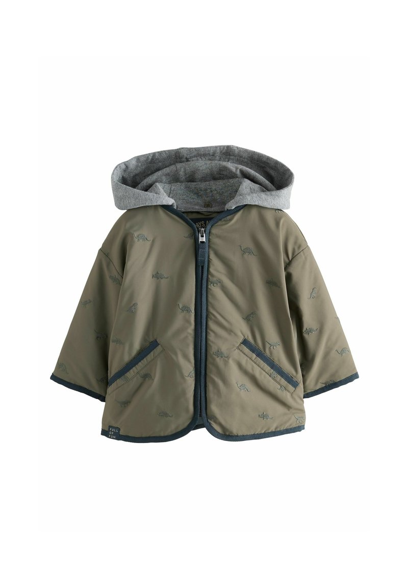 Giacca imbottita verde oliva con cappuccio grigio, zip frontale, stampe di dinosauri, due tasche anteriori e dettagli blu navy lungo i bordi.
