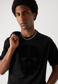 Antony Morato RELAXED FIT WITH SKULL SPONGE PRINT - Print T-shirt - black
