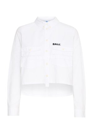 Balta, trumpa marškinėlių versija su ilgomis rankovėmis, turinti dvi priekinės kišenes ir juodu siuvinėtu žodžiu "BALL" kairėje pusėje.