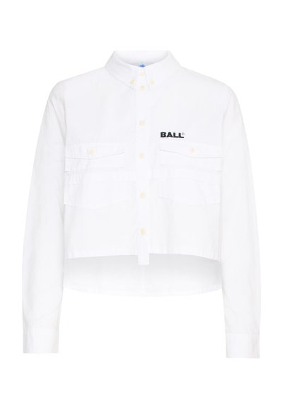 Weiße kurz geschnittene Hemdbluse mit langen Ärmeln, ausgestattet mit zwei frontalen Taschen und "BALL" in Schwarz auf der linken Seite gestickt.