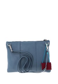 Borsa a tracolla in pelle blu con zip e accessori in argento, dotata di un'etichetta in tessuto rosso attaccata e di una tracolla sottile e regolabile.