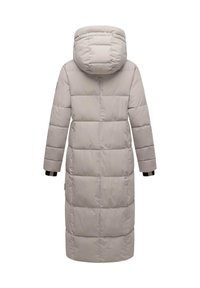 Pardessus invernale lungo di colore grigio chiaro, trapuntato, con cappuccio e maniche lunghe, mostrato di spalle su uno sfondo bianco.