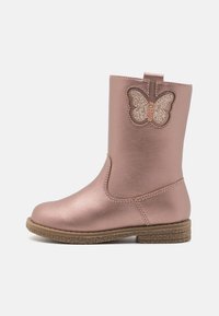 Roze metallic enkelboot met een gladde textuur, een vlinderapplicatie, een trekanker en een duurzame, gestructureerde zool.