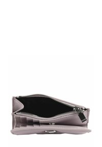 Portefeuille en cuir violet clair avec un compartiment zippé, plusieurs emplacements pour cartes et une texture lisse. Doublure intérieure noire complète le design.