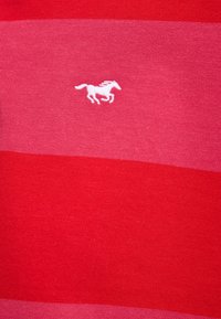 Czerwono-pasiasta tkanina w różnych odcieniach, o teksturowanym splocie. Małe białe haftowane logo konia po lewej stronie.