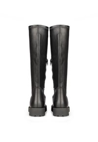 Botas negras hasta la rodilla con un acabado de cuero suave, cremalleras laterales y suelas gruesas. Diseño sencillo con acentos mínimos y construcción resistente.