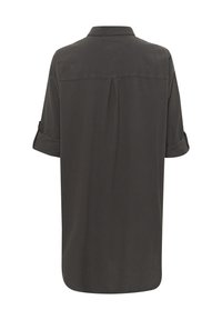 Chemise en coton gris foncé avec un col, manches courtes retroussées, détail de pli au dos et ourlet droit. Aucun motif ou accent visible.