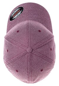 Burgunder baseball caps med teksturert stoff, buet skjerm og seks ventilasjonsluker. Har en rund logosticker på toppen.