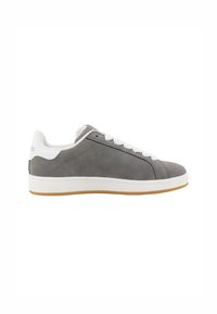 Baskets en cuir gris avec des accents blancs, bout rond et semelle en caoutchouc. Équipées de lacets et d'une texture lisse avec un design minimaliste.