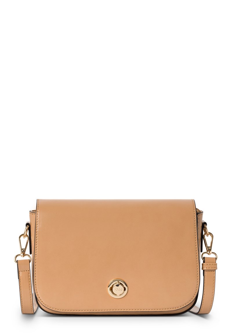 Bolso bandolera de cuero beige con cierre de solapa, herrajes dorados y correa de hombro desmontable. Textura suave y diseño minimalista.