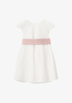 Robe blanche à manches courtes avec overlay transparent et ceinture plissée rose, longueur genou, conçue pour un jeune enfant.