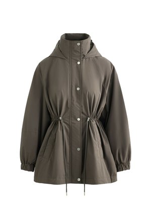 Hnedá prešívaná bunda s kapucňou, šnúrkami na stiahnutie v páse, patentnými gombíkmi a elastickými manžetami, navrhnutá pre praktickosť a pohodlie.