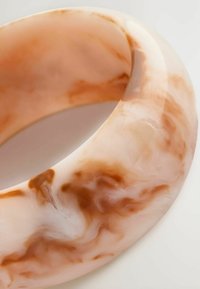 Marmoreret armring i bløde pink og brune nuancer, med en glat, blank finish og et rundet, kraftigt design.