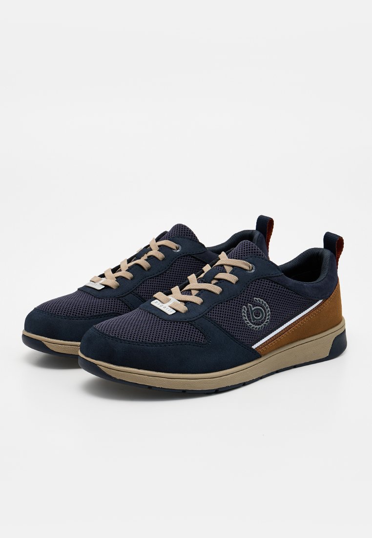 Marineblaue Schuhe aus Mesh und Wildleder mit braunen Akzenten, Schnürverschluss, runder Zehenpartie und strukturierter Gummisohle, mit kleinem Logo an der Seite.