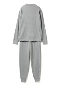 Szara swetrowa bluza z ribbowanym wzorem i spodnie w komplecie. Bluza ma okrągły dekolt i długie rękawy; spodnie posiadają elastyczny pas i zwężane mankiety.