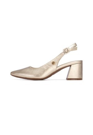 Zapato slingback en material sintético dorado metálico, con puntera puntiaguda, tacón medio ancho, cuenta con una hebilla lateral y un pequeño logo decorativo.