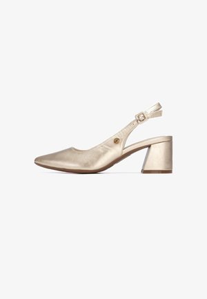 Zapato slingback en material sintético dorado metálico, con puntera puntiaguda, tacón medio ancho, cuenta con una hebilla lateral y un pequeño logo decorativo.