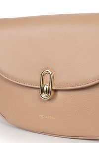 Borsa a tracolla beige con texture, patta liscia, hardware dorato e chiusura centrale. Presenta il nome del marchio "HEXAGONA" embossato in oro.