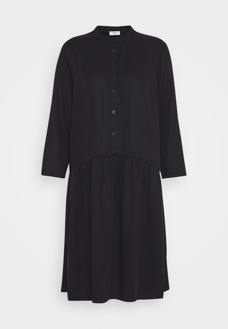 Robe midi noire à manches longues avec un col haut, un devant à boutons et un ourlet de jupe froncé, sur fond blanc uni.