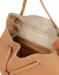Sac seau en cuir tan avec un extérieur lisse, une ouverture sur le dessus, des œillets en argent et une doublure beige douce. Comprend une poche intérieure zippée.