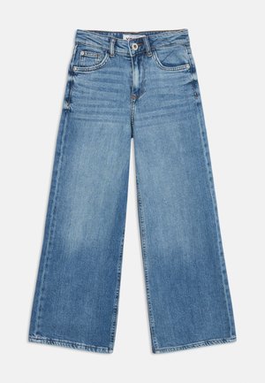 Jeans de ganga de perna larga azul claro com fecho frontal de botão e zip, bolsos frontais e desbotamento subtil nas coxas e nos joelhos.