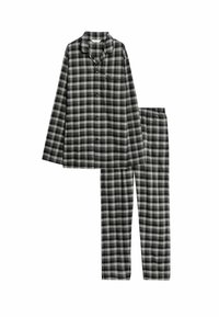 Conjunto de pijama de cuadros en negro y gris que incluye una camisa de botones de manga larga con cuello y pantalones a juego con cinturilla elástica.