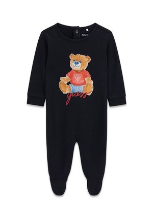 Zwarte babyromper met lange mouwen en voetjes, met een teddybeer die een rood shirt en blauwe korte broek draagt en het woord "guess" in rode letters.