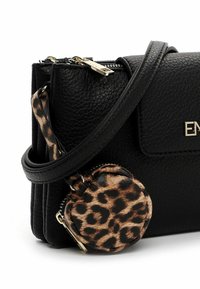 Borsa in pelle nera texture con pattina, accessori in oro e una pochette tonda staccabile con stampa leopardata attaccata.