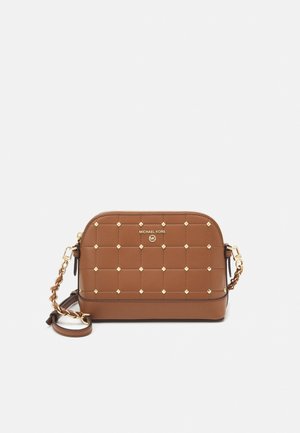 Bruine leren crossbodytas met doorgestikt patroon, gouden studs, kettingriemdetail en Michael Kors-logo aan de voorkant.