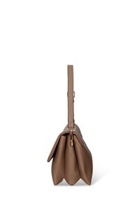 Bruine leren handtas met een gestructureerd oppervlak, voorzien van een enkele bovengreep en een geplooid ontwerp. Geaccentueerd met gouden accenten.