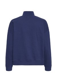 Mornarsko modra tränica, mešanica bombaža, visok ovratnik, spuščena ramena, rebrasti manšeti in rob, gladka tekstura, minimalno oblikovanje na hrbtni strani.