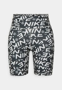 Mustat korkeavyötäröiset pyöräilyshortsit, joissa on valkoisia "NIKE"-logoja eri kulmissa ja rekisteröityjen tavaramerkkien symboleita.