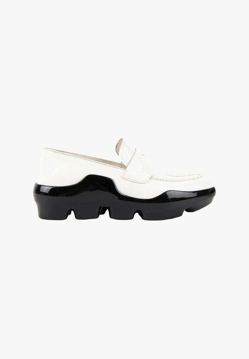 Mocassin en cuir blanc avec semelle épaisse noire et robuste et petit talon, avec un design élégant sans lacet et une finition brillante.