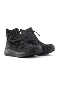 Botas aisladas negras con un upper de nylon suave, cordones elásticos, tiradores y una suela de goma resistente con un patrón de agarre texturizado.