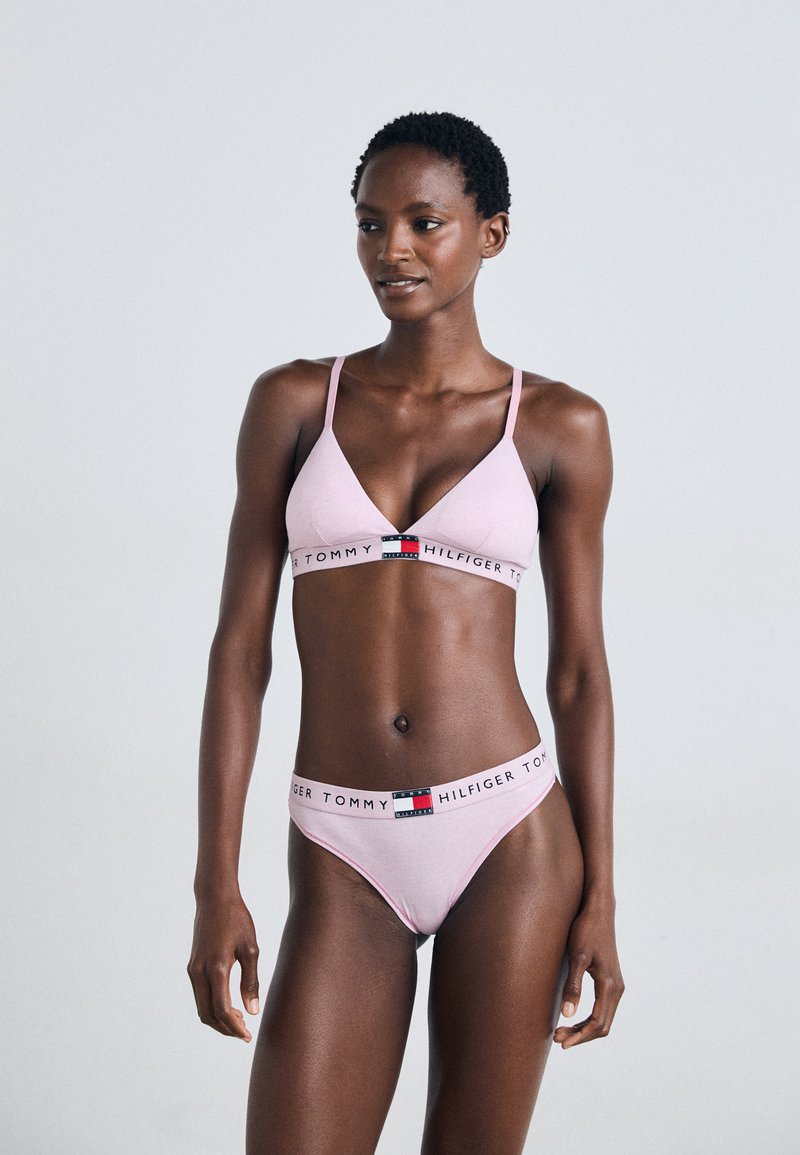 Lys rosa bomulls BH og bikini sett med trekantet design og kontrasterende logo bånd i røde, hvite og blå aksenter.