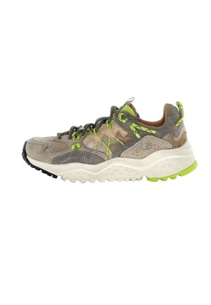 Scarpa da trekking beige e grigia con accenti verde neon, suola bianca spessa, materiali misti e design con lacci mostrata dal lato esterno.
