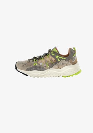 Scarpa da trekking beige e grigia con accenti verde neon, suola bianca spessa, materiali misti e design con lacci mostrata dal lato esterno.