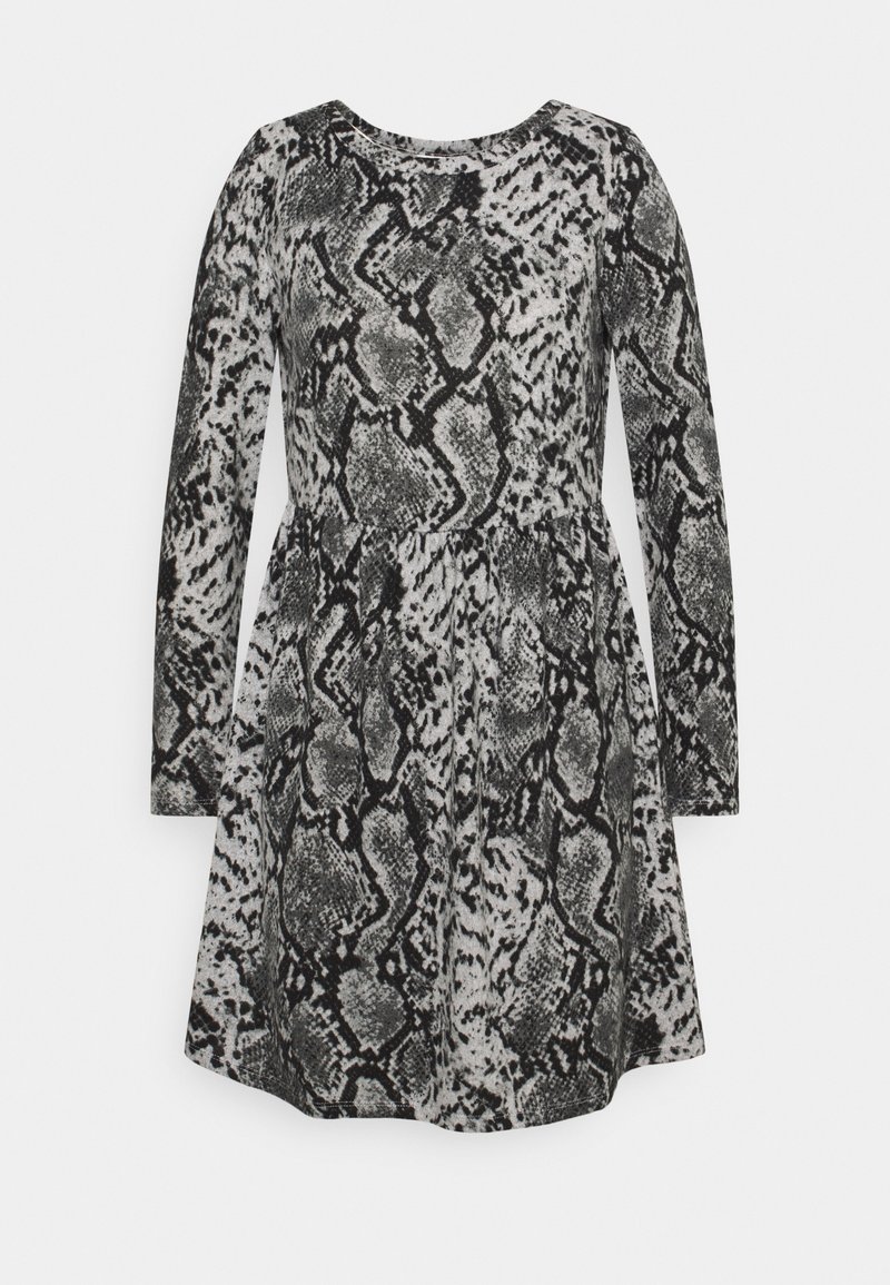 Robe à manches longues avec un motif serpent noir et blanc. Encolure ronde, taille froncée, et silhouette jupe évasée.
