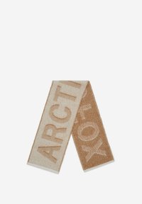 Textiel sjaal met een beige kant met reliëfletters en een bruine kant met contrasterende textuur; rechthoekige vorm, zacht materiaal.