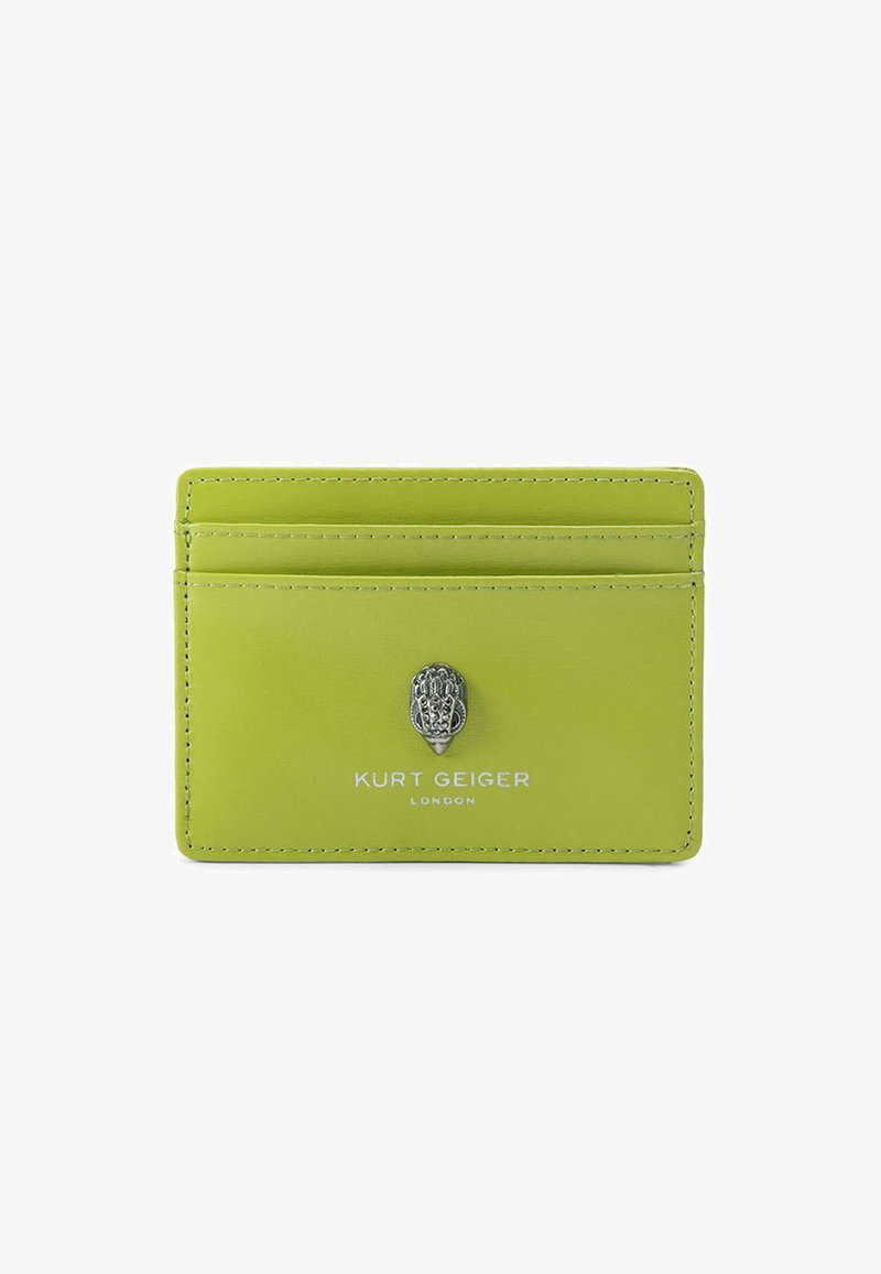 Porte-cartes en cuir vert avec garnitures en argent, logo embossé et quatre emplacements pour cartes. Texture lisse avec surpiqûres contrastantes.