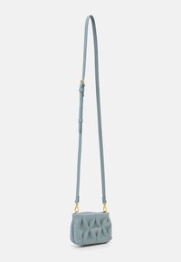 Bolso de mano de cuero azul con un diseño texturizado y plisado. Presenta una correa larga, herrajes dorados y una forma rectangular compacta.