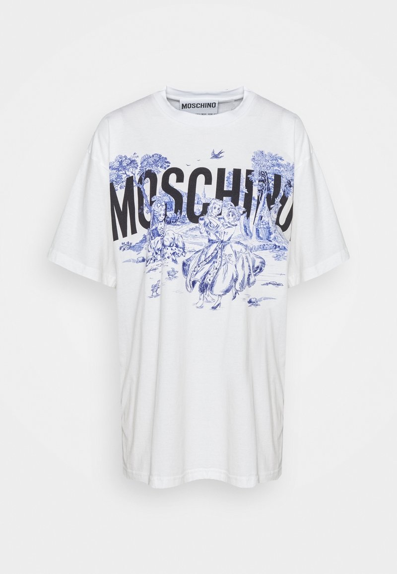 Biały bawełniany T-shirt z niebieskim nadrukiem przedstawiającym drzewa i postacie, w oversize'owym kroju, z czarnym napisem "MOSCHINO" na przodzie.