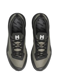 Sportliche Schuhe in dunkeloliv und schwarz. Synthetisches Obermaterial mit strukturierten Details. Verfügt über schwarze Schnürsenkel und ein Markenlabel an der Zunge.